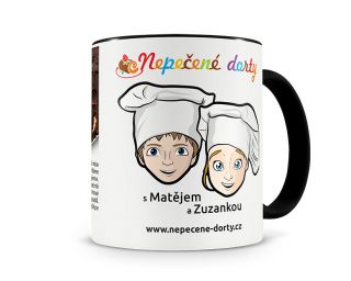 černý hrníček s Matějem a Zuzankou a receptem